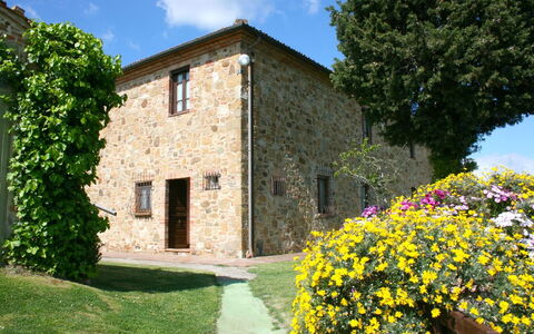 Casa Bella: Flor, Planta, Cielo, Edificio, Nube, Ventana, Verde, Paisaje Natural, Árbol, Hierba