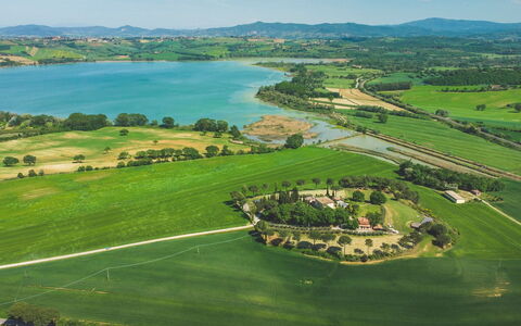 Poggio Falcone: Agua, Cielo, Los Recursos Hídricos, Nube, Verde, Paisaje Natural, Entorno Natural, Tierras Altas, Árbol, El Terreno Del Lote