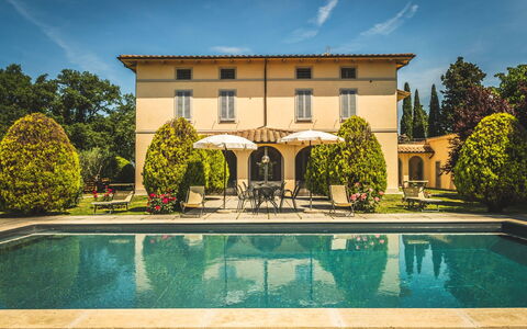 Poggio Falcone: Agua, Cielo, Planta, Nube, Propiedad, Árbol, Piscina, Barrio Residencial, Ventana, Hierba