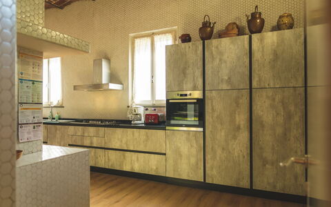 Poggio Falcone: Gabinetes, Mostrador, Propiedad, Mueble, Cocina, Grifo, Ventana, Edificio, Madera, Diseño De Interiores