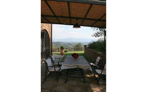 Podere della Crocchia: Cielo, Planta, Edificio, Mesa, Silla, Porche, Ventana, Sombra, Maceta, Árbol