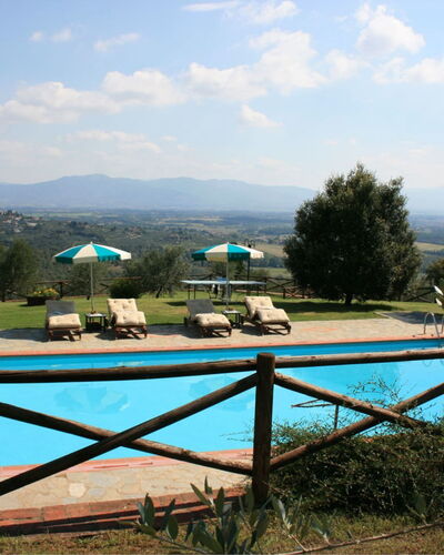 Podere della Crocchia: Cielo, Nube, Planta, Sombra, Árbol, Paisaje Natural, Mueble Para Exteriores, Cuerpo De Agua, Piscina, Hierba