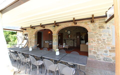 La Quiete: Mesa, Propiedad, Mueble, Silla, Edificio, Madera, Diseño De Interiores, Sombra, Puerta, Suelo