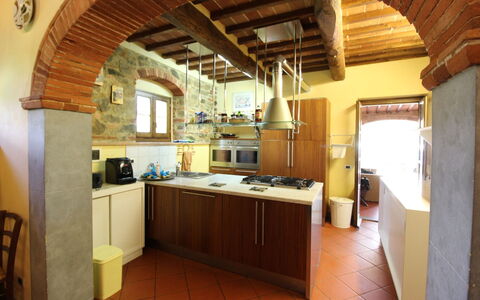 La Quiete: Edificio, Propiedad, Habitación, Cocina, Mueble, Diseño De Interiores, Mostrador, Casa, Techo, Suelo