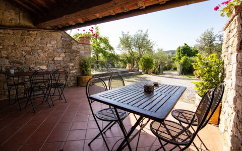 Villa degli Olivi: Mesa, Planta, Propiedad, Mueble, Cielo, Mesa Al Aire Libre, Naturaleza, Madera, Edificio, Silla