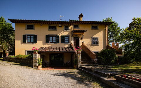Villa degli Olivi: Planta, Cielo, Edificio, Ventana, Árbol, Casa, Madera, Cabaña, Puerta, Barrio Residencial