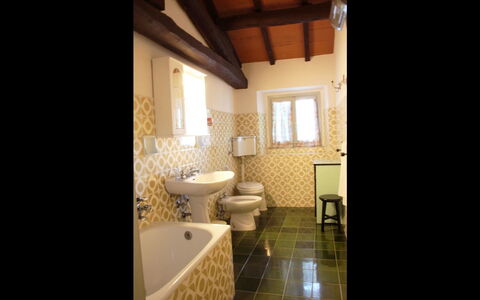 Villa Verniana: Habitación, Propiedad, Baño, Edificio, Diseño De Interiores, Arquitectura, Casa, Suelo, La Luz Del Día, Mueble