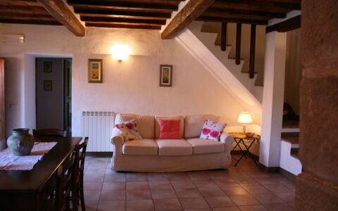 Borgo Antico: Habitación, Propiedad, Edificio, Mueble, Diseño De Interiores, Casa, Suite, Ático, Sala, Suelo