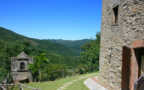 Borgo Antico: Cielo, Planta, Propiedad, Edificio, Azur, Montaña, Árbol, Cabaña, Paisaje, Área Rural
