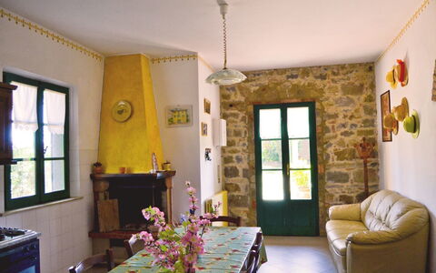 Villa Cantagallo: Habitación, Propiedad, Diseño De Interiores, Edificio, Amarillo, Sala, Mueble, Casa, Bienes Raíces, Techo