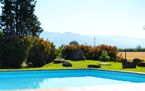 Villa Cantagallo: Agua, Cielo, Planta, Piscina, Árbol, Rectángulo, Edificio, Sombra, Hierba, Paisaje Natural