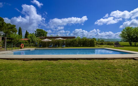 Villa Cantagallo: Piscina, Inmuebles, Jardín, Ocio, Mueble Para Exteriores, Hacienda, Césped, Villa, Yarda, Paisajismo