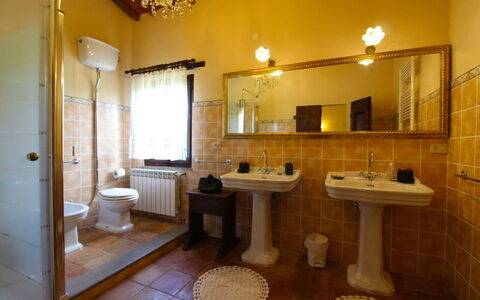 Villa Cecilia: Baño, Habitación, Propiedad, Diseño De Interiores, Edificio, Suelo, Mueble, Loseta, Arreglo De Tubería, Casa