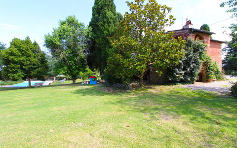 Villa Cecilia: Planta, Cielo, Nube, Propiedad, Árbol, Botánica, Paisaje Natural, Casa, Hierba, Edificio