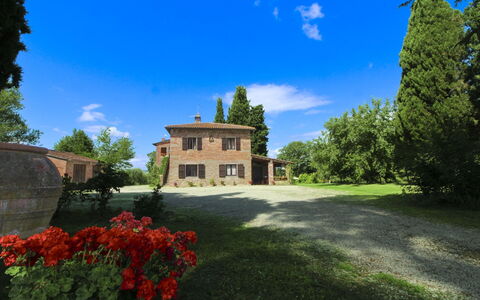 Villa Cecilia: Casa, Casa, Inmuebles, Cabaña, Césped, Jardín, Paisajismo, Casa De Campo, Hacienda, Yarda