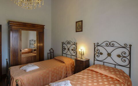 Villa Cecilia: Pared, Habitación, Diseño De Interiores, Cama, Suelo, Lecho, Mueble, Marco De La Cama, Sábana, Piso