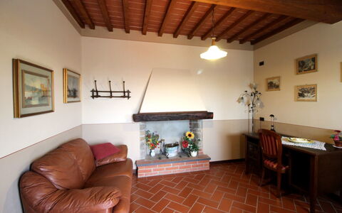 Agriturismo Arcobaleno: Habitación, Propiedad, Edificio, Mueble, Sala, Diseño De Interiores, Techo, Casa, Suelo, Bienes Raíces