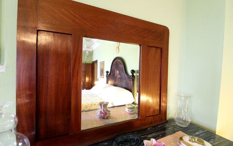 Agriturismo Arcobaleno: Habitación, Propiedad, Espejo, Mueble, Diseño De Interiores, Suite, Arquitectura, Casa, Habitación, Bienes Raíces