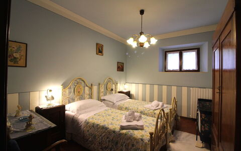Agriturismo Arcobaleno: Habitación, Cama, Habitación, Mueble, Propiedad, Sábana, Diseño De Interiores, Marco De La Cama, Techo, Lecho