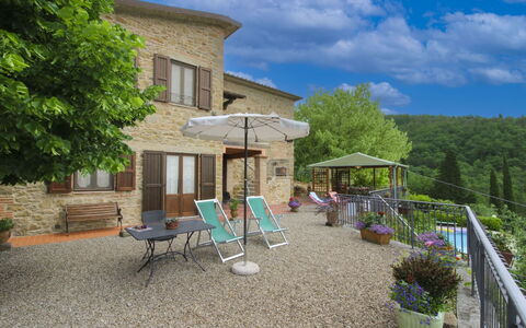 Agriturismo Arcobaleno: Mueble, Mueble Para Exteriores, Silla, Cabaña, Jardín, Yarda, Paraguas, Casa De Campo, Mesa Al Aire Libre, Paisajismo