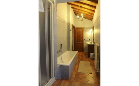 Agriturismo Ca di Vestro: Piso, Suelo, Pared, Diseño De Interiores, Arreglo De Tubería, Madera, Techo, Baño, Encendiendo, Plomería