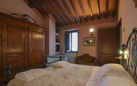 Agriturismo Ca di Vestro: Pared, Habitación, Mueble, Diseño De Interiores, Cama, Habitación, Marco De La Cama, Techo, Casa, Puerta