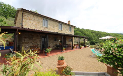 Agriturismo Ca di Vestro: Planta, Cielo, Edificio, Nube, Ventana, Flor, Maceta, Cabaña, El Terreno Del Lote, Árbol