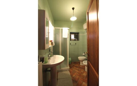 Agriturismo Ca di Vestro: Propiedad, Habitación, Baño, Lavabo Del Baño, Edificio, Diseño De Interiores, Arquitectura, Casa, Techo, Arreglo De Tubería