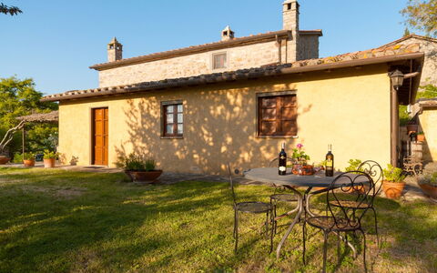 Casa la Primula: Planta, Edificio, Propiedad, Ventana, Cielo, Mesa, Árbol, Casa, Madera, El Terreno Del Lote