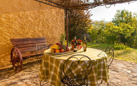 Casa la Primula: Mesa, Planta, Mueble, Propiedad, Mesa Al Aire Libre, Hoja, Rueda, Vajilla, Mueble Para Exteriores, Madera