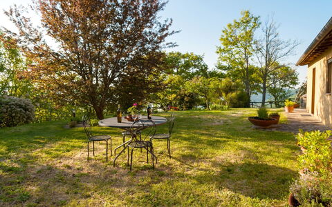 Casa la Primula: Planta, Cielo, Mesa, Ventana, Árbol, Sombra, Paisaje Natural, El Terreno Del Lote, Luz De Sol, Edificio