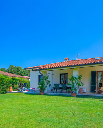 Marinella: Cielo, Planta, Edificio, Propiedad, Ventana, Puerta, Casa, Paisaje Natural, Árbol, El Terreno Del Lote