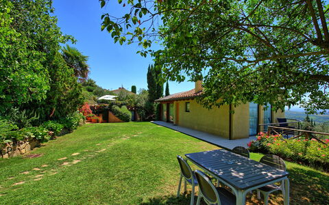 Casa Lucia: Propiedad, Bienes Raíces, Casa, Yarda, Paisaje Natural, Casa, Hierba, Jardín, Árbol, Patio Interior