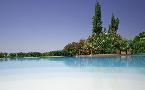 Casa Lucia: Agua, Azul, Naturaleza, Cielo, Reflexión, Paisaje Natural, Árbol, Los Recursos Hídricos, Tiempo De Día, Lago