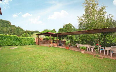 Exclusive private garden in front of the house with a pergola for outdoor dining.