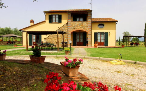 Podere Marcigliano: Flor, Planta, Cielo, Edificio, Ventana, Árbol, Casa, El Terreno Del Lote, Puerta, Hierba
