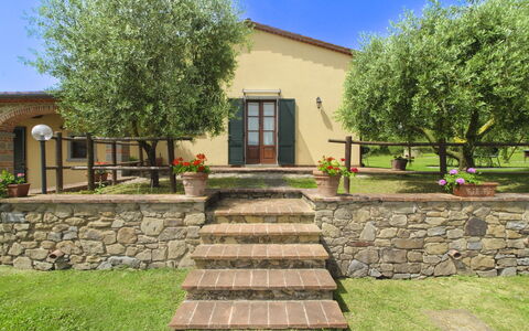 Podere Marcigliano: Jardín, Cabaña, Casa De Campo, Sombra, Paisajismo, Inmuebles, Yarda, Patio Interior, Pared De Piedra, Hacienda