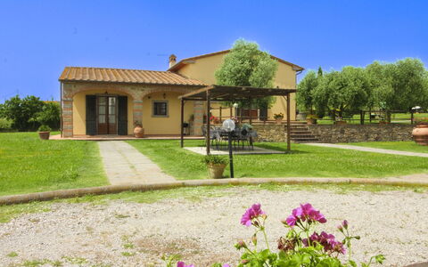 Podere Marcigliano: Jardín, Cabaña, Casa De Campo, Sombra, Paisajismo, Inmuebles, Yarda, Patio Interior, Pared De Piedra, Hacienda