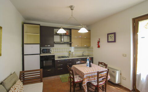 Podere Marcigliano: Mueble, Diseño De Interiores, Piso, Suelo, Madera, Techo, Habitación, Cocina Y Comedor Mesa, Silla, Comedor