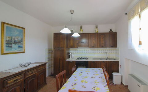 Podere Marcigliano: Mueble, Piso, Diseño De Interiores, Madera, Suelo, Gabinetes, Mostrador, Habitación, Cocina, Techo