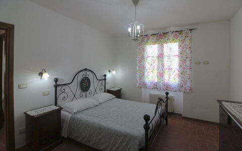 Podere Marcigliano: Mueble, Diseño De Interiores, Suelo, Techo, Piso, Encendiendo, Habitación, Lámpara, Habitación, Cama