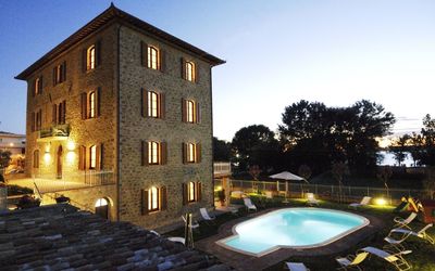 Trasimeno: Propiedad, Casa, Edificio, Casa, Cielo, Bienes Raíces, Piscina, Arquitectura, Encendiendo, Inmuebles