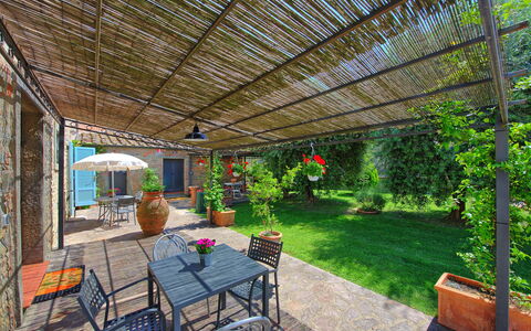 Villa Giare: Propiedad, Bienes Raíces, Patio, Patio Interior, Edificio, Yarda, Casa, Casa, Árbol, Jardín