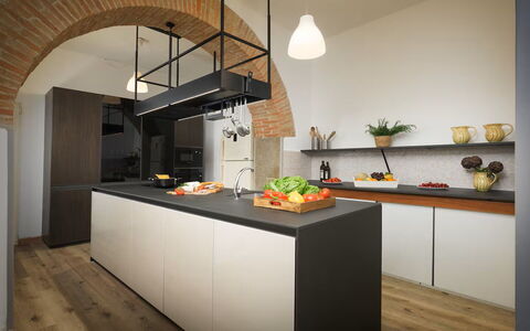 Villa Giare: Cocina, Diseño De Interiores, Mueble, Piso, Madera, Mostrador, Lámpara, Aparato De Cocina, Techo, Suelo