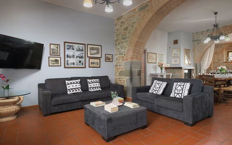 Villa Giare: Mueble, Diseño De Interiores, Sofá, Piso, Pared, Suelo, Habitación, Sala, Madera, Departamento