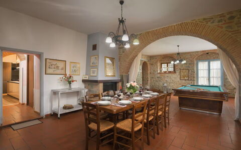 Villa Giare: Mueble, Diseño De Interiores, Pared, Techo, Mesa, Piso, Madera, Cocina Y Comedor Mesa, Silla, Comedor
