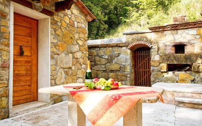 Sculture 1: Propiedad, Pared, Casa, Habitación, Edificio, Árbol, Mesa, Mueble, Casa, Puerta