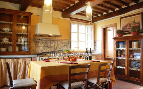 Nel Guasto: Habitación, Edificio, Mueble, Propiedad, Diseño De Interiores, Techo, Cocina, Comedor, Gabinetes, Mostrador