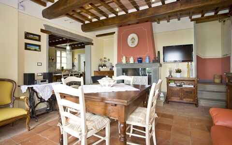 Nel Guasto: Propiedad, Edificio, Habitación, Mueble, Diseño De Interiores, Casa, Mesa, Bienes Raíces, Casa, Comedor