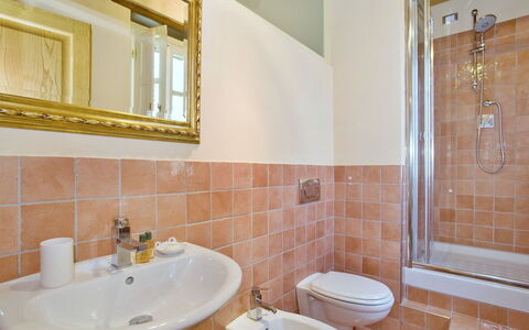 Nel Guasto: Baño, Propiedad, Habitación, Loseta, Grifo, Diseño De Interiores, Pared, Bienes Raíces, Edificio, Casa